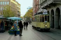 Am 12.11.2016 führte die ZIN (Zukunftsinitiative Innenstadt Neuss) wieder einmal kostenlose Pendelfahrten zwischen Stadthalle und Theodor-Heuss-Platz mit einem historischen Rheinbahn-Triebwagen durch. Hier fährt der Tw 954 am Neusser Markt zwischen Marktständen und Rathaus in den eingleisigen Streckenabschnitt durch die Fußgängerzone ein. Die Linienbezeichnung 16/26 erinnert an die frühere Rundlinie von Düsseldorf nach Neuss (das bis 1968 mit  ß  geschrieben wurde), die  16  verkehrte über die Oberkasseler Rheinbrücke, die  26  über die Südbrücke.