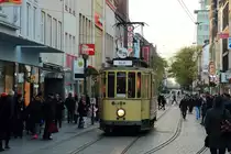 Am 12.11.2016 führte die ZIN (Zukunftsinitiative Innenstadt Neuss) wieder einmal kostenlose Pendelfahrten zwischen Stadthalle und Theodor-Heuss-Platz mit einem historischen Rheinbahn-Triebwagen durch. An der Haltestelle Niedertor beginnt der eingleisige Streckenabschnitt durch die Fußgängerzone, in den Tw 954 gerade einfährt. Die Linienbezeichnung 16/26 erinnert an die frühere Rundlinie von Düsseldorf nach Neuss (das bis 1968 mit  ß  geschrieben wurde), die  16  verkehrte über die Oberkasseler Rheinbrücke, die  26  über die Südbrücke.