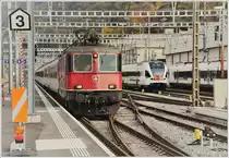 IR2315 mit Re 4/4 II 11258 nach Locarno trifft in Bellinzona ein. (14.11.2016)