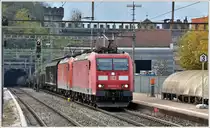 Zwei 185er ziehen einen Güterzug nordwärts durch Bellinzona. (14.11.2016)