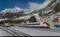 Bereits am 12. November gibt es im 2016 erste Schneebilder vom Gotthard! ICN RABDe 500 012  Jean Rudolf von Salis  durchfährt nach Ausfahrt aus dem Gotthard Scheiteltunnel den Bahnhof Airolo.