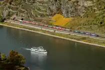 Das herbstliche Rheintal bei Oberwesel. Aus dem Rossteintunnel kommt der bunte Güterzug Richtung Schweiz am 02.11.2016.
Gelichtet von der Burg Schönburg.