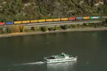 Das herbstliche Rheintal bei Oberwesel. Ausflugsdampfer mit Käffchen und Kuchen und dazu der bunte Güterzug  am 02.11.2016. Gelichtet von der Burg Schönburg.