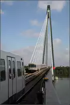 Von der Auto- zur U-Bahnbrücke -

Die Donaustadtbrücke wurde 1997 fertiggestellt und wurde zunächst als Umleitungstrecke für die benachbarte Autobahnbrücke genutzt. Ab 1998 diente sie ausschließlich dem Busverkehr und seit 2006 fährt hier die Wiener U-Bahn (Linie U2) über die Donau. Blick von der Station Donaumarina auf die Schrägseilbrücke.

07.10.2016 (M)