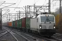 193 247 mit einem Containerzug in Hamburg Harburg, am 15.11.2016.