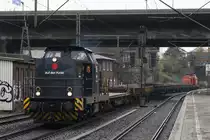 V100 Ost  Auf den Punkt  mit einem Schotterzug und am Schluss RTs 203.501 in Hamburg Harburg, am 15.11.2016.