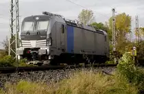 Railpool-Vectron 193 825 wartet in Nievenheim darauf, dass die RheinCargo-Lok den Northeimer Zug über die ehemalige IZN aus dem Alu-Werk zur Weiterbeförderung anliefert.