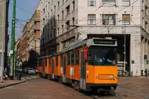 Der noch nicht modernisierte Tw.4927 der Type  Jumbotram  überquert den Piazza Missori. (28.10.2016)