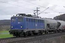 140 857-4 am 18.11.2016  13:31 nördlich von Salzderhelden am BÜ 75,1 mit einem Zementzug in Richtung Göttingen