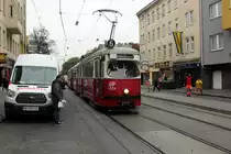 Wien Wiener Linien SL 6 (E1 4524 (Lohnerwerke 1973)) X, Favoriten, Quellenstraße am 17. Oktober 2016.