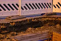 Hier sieht man gut das unter dem Plastersteinen auf dem Bahnsteig in Rommerskirchen außer etwas Beton nicht viel ist.

Rommerskirchen 18.11.2016