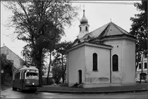 Kapelle mit Schleife - Die Wendeschleife der Wiener Straßenbahnlinie 43 Neuwaldegg in Wien-Dornbach nimmt die St. Anna Kapelle in ihre Mitte. Die Schleife dürfte vermutlich gar nicht so alt sein, früher fuhr die Straßenbahn wohl noch ein kurzes Stück weiter. Auf meinem aktuellen Stadtplan war die Endstelle noch an anderer Stelle eingezeichnet, und so war ich doch verwundert, dort dann nur eine Bushaltestelle vorzufinden.

Ungünstige fotografische Rahmenbedingungen haben zur Schwarz-Weiß-Bearbeitung geführt. 

12.10.2016 (M)

