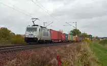 386 011 der Metrans führte am 29.10.16 einen Containerzug durch Zeithain Richtung Falkenberg(E).