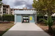 Da die Bahnsteige in den Bahnhöfen der SFM weiträumig abgesperrt sind, erfolgt der Zugang nur mit gültiger Fahrkarte über einen elektrisch/elektronisch gesicherten Zugangsbereich mit Glastüren/-flügeln. Im Bild der Zugangsbereichs des Bahnhofs von Manacor (17.09.2016).