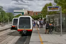 Kurz nach der Ankunft von Enlla� steht am 17.09.2016 Triebwagen 61-33/61-34 im Kopfbahnhof von Manacor bereit, um wieder nach Enlla� zur�ckzufahren. Dort m�ssen dann alle Fahrg�ste, die weiter Richtung Palma de Mallorca wollen, in Elektrotriebwagen umsteigen. Die 65 km lange Bahnfahrt von Manacor nach Palma de Mallorca kostete 4,10 �/Person. Da in einem Triebwagen nur vier Stellpl�tze f�r Fahrr�der zur Verf�gung stehen und Fahrr�der nur zu bestimmten Zeiten im Zug mitgenommen werden d�rfen, ist die Fahrradbef�rderung in den Z�gen der SFM kostenlos.