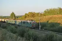 

Doppellokomotive ЭЛ10-851 hat mit einer weiteren ЭЛ10-Einheit am 20.08.2016 den Bahnhof Ufa verlassen und ist auf dem Weg nach Perm.