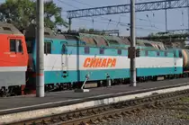 Doppellokomotive 2ЗC6 in Doppeltraktion bei der Durchfahrt durch den Bahnhof Ufa am 24.08.2016