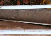 16.11.2016 Reste der Blockstelle Wildtränke zwischen Melchow und Eberswalde Hbf. Ein Blick in den Schrotthaufen lohnt sich immer: Gleisstück mit Aufschrift  Union 1898 