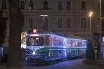 Auch im diesem Jahr ist der TW 267 als Adventbim in der Grazer Innenstadt unterwegs und befährt dieses Jahr die Strecke Laudongasse - Hauptbahnhof - Hauptplatz - Jakominiplatz.
Dieser ist zwischen 18.11-23.12.2016 Freitags, Samstags, Sonntags außerdem auch am 08.12.2016 von 16 - 20:30 unterwegs, nur am 27.11 ist die Adventbim wegen dem Perchtenumzug in der Innenstadt nicht unterwegs! 


TW 267 als Adventbim am Radetzkyspitz, 18.11.2016. 