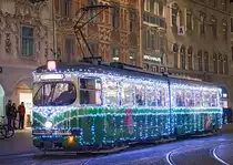 Auch im diesem Jahr ist der TW 267 als Adventbim in der Grazer Innenstadt unterwegs und befährt dieses Jahr die Strecke Laudongasse - Hauptbahnhof - Hauptplatz - Jakominiplatz.
Dieser ist zwischen 18.11-23.12.2016 Freitags, Samstags, Sonntags außerdem auch am 08.12.2016 von 16 - 20:30 unterwegs, nur am 27.11 ist die Adventbim wegen dem Perchtenumzug in der Innenstadt nicht unterwegs! 

TW 267 als Adventbim am Hauptplatz, 18.11.2016. 
