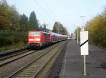 111 191 DB kommt mit dem RE4 von Dortmund-HBf nach Aachen-Hbf und kommt aus Richtung Neuss-Hbf,Mönchengladbach-Hbf,Rheydt-Hbf,Wickrath,Beckrath,Herrath und fährt in Erkelenz ein und fährt dann weiter in Richtung Baal,Hückelhoven-Baal,Brachelen,Lindern,Süggerrath,Geilenkirchen,Frelenberg,Zweibrüggen,Übach-Palenberg,Rimburg,Finkenrath,Hofstadt,Herzogenrath, Kohlscheid,Richterich,Laurensberg,Aachen-West,Aachen-Schanz,Aachen-Hbf. Aufgenommen vom Bahnsteig 1 in Erkelenz. 
Bei schönem Herbstwetter am Nachmittag vom 12.11.2016. 