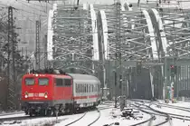 110 284 verlässt die Kölner Hohenzollernbrücke und erreicht den Bahnhof Köln Messe / Deutz.
Aufgenommen am 14.02.2010