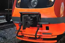 Mittelpufferkupplung der Bauart SA3 an einen PA2-Nahverkehrszuges.
Der Zug stand am 24.08.2016 im Bahnhof von Ufa.
Der PA2 ist ein Nahverkehrszug russischer Entwicklung, hat jedoch einen MAN-Motor.