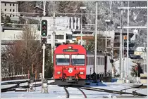 RE1350 mit Steuerwagen 1753 via Vereina nach Landquart verlässt Samedan. (08.11.2016)