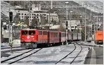 RE1141 mit Ge 6/6 II 701  Raetia  aus Chur fährt in Samedan ein. (08.11.2016)