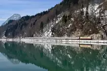 IC 1280  Großglockner  von Zell am See nach München HBF wird in der Fahrplanperiode 2014/15 ab Wörgl planmäßig von der 103 245 bespannt. Wenige Meter vor der Landesgrenze an der Trennstelle zwischen Kufstein und Kiefersfelden gelang am 14. Februar 2015 diese Aufnahme, bei der sich der Zug im halbwegs ruhigen Inn spiegelt. Links im Bild: Der Pendling, Kufsteins Hausberg.