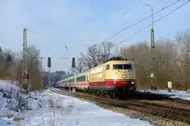 IC 1281 nach Schwarzach-St. Veit verkehrt in der Urlaubssaison Samstags nachmittags und wurde 2015 planmäßig zwischen München HBF und Wörgl von der 103 245 bespannt. Am 14. Februar 2015 wurde der Zug bei der Durchfahrt durch den winterlichen Bahnhof Assling fotografiert. die Aufnahme ist inzwischen so nicht mehr machbar - der Bahnhof Assling hat seine alten Quertragwerke verloren und moderne Einzelmasten erhalten.