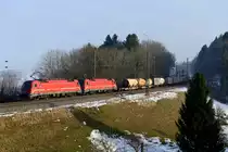 Inzwischen doppelt historisch ist diese Aufnahme: ein Tandem bestehend aus den SZ 541 022 und 016 brachte am Nachmittag des winterlichen 14. Februar 2015 einen KLV-Zug nach München Ost Rbf und konnte bei Assling fotografiert werden. Historisch deswegen, weil die alte Fahrleitung mit den Quertragwerken modernen Einzelmasten weichen musste, das Motiv dadurch uninteressant wurde und weil die  Slowenen-Ochsen  nicht mehr planmäßig nach München kommen und somit auch nicht während des Still-Lagers von Lokomotion für eine Zwischenverwendung (z.B. eine Tour zum Brenner) genutzt werden können.  
