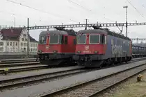 SBB: Zur grossen Freude des Bahnfotografen haben am Morgen des 21. November 2016 die Lokführer von SBB CARGO die beiden Re 6/6 im Güterbahnhof Solothurn sehr fotogen abgestellt. Es handelte sich um die 620 051-3 Dornach und die Re 6/6 11649 Aarberg. Besondere Beachtung gilt auch der unterschiedlichen Benummerung.
Foto: Walter Ruetsch 