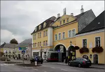 ... und verschwindet wieder auf der rechten Seite im Torbogen eines Gebäudes -

Endschleife der Wiener Straßenbahnlinie 38 in Grinzing.

08.10.2016 (M)
