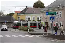 Die Straßenbahn kommt von rechts und ... -

Endschleife Ginzing der Wiener Straßenbahnlinie 38.

Seit der Aufnahme von Kurt im Jahre 1978 http://www.bahnbilder.de/bild/oesterreich~stadtverkehr~strasenbahn-wien/628763/wien-wvb-sl-38-e1-4635.html
hat sich hier wenig verändert: Verkehrsinseln und ein Zebrastreifen kamen hinzu. Ansonsten ist das idyllische Straßenbild hier unverändert.

08.10.2016 (M)