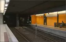 Erster Tunnel für Stuttgart 21 in Betrieb -

Seit heute morgen ist der erste Bahntunnel der für das Bahnprojekt Stuttgart 21 gebaut werden musste in Betrieb. Zwischen der Station Stadtbibliothek und Hauptbahnhof mussten die Stadtbahntunnel verlegt bzw. tiefer gelegt werden, um Platz zu machen für das unterirdische Gleisvorfeld des neuen Hauptbahnhofes.

Vergangenes Wochenende wurde der Stadtbahnbetrieb zwischen den beiden Station vollständig eingestellt und der neue Tunnel für die Fahrtrichtung Innenstadt an die bestehenden Gleise angeschlossen. Die Stadtbahn im Hintergrund biegt gerade in die neue bergmännisch erstellte Tunnelröhre ab. Die Bahnen in Fahrtrichtung stadtauswärts befahren noch den bisherigen Tunnel (links).

21.11.2016 (M)