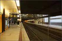Sanierte U-Haltestelle -

Die unterirdische Stadtbahnhaltestelle Stadtbibliothek (früher Türlenstraße) wurde über einen längeren Zeitraum saniert. Die noch vorhanden Tiefbahnsteige aus der Straßenbahnzeit wurde zu Hochbahnsteigen umgebaut, wodurch die Stadtbahnen günstiger zu den Aufgängen anhalten können. Aus Brandschutzgründen wurden die Treppen eingehaust und die Galerie mit einer Glaswand von der Bahnsteigebene abgetrennt (in Bildmitte erkennbar). Dadurch bleiben die Treppen und die Zugangsebene im Falle eines Brandes länger rauchfrei. 

Eine Besonderheit dieser Station geht leider allmählich verloren. Auf der Ostseite war die Station ursprünglich komplett zum früheren Güterbahnhofgelände offen. Der noch vorhandene Ausblick nach Draußen rechts im Bild wird mittelfristig durch die hier geplante Bebauung leider auch noch verschwinden.

21.11.2016 (M)
