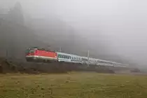 1144 060 zieht am 21.11.2016 EC151 im Novembernebel bei Hönigsberg durchs Mürztal.