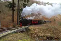 99 5901 mit IG HSB-Sonderzug am 05.02.2016 bei einer Scheinanfahrt über das  Flüßchen  Steinerne Renne , kurz unterhalb des gleichnamigen Haltepunktes. (Bild 1)