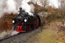 Kaum sind am 05.02.2016 die Fotografen ausgestiegen, verschwindet 99 5901 mit ihrem IG HSB-Sonderzug, zur Vorbereitung einer Scheinanfahrt, auch schon wieder im Thumkuhlental-Tunnel.
