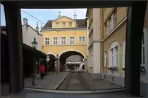 Von Innen - 

Endhaltestelle Grinzing der Wiener Straßenbahnlinie 38. Interessant die Anlage der Station im Innenhofbereich eines Häuerblocks. 

08.10.2016 (M)