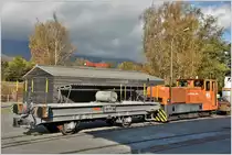Tm 2/2 93 mit Xk99302, aus einem Mohrenkopf umgebauter neuer Kupplungswagen für den Rangier von schmal- und normalspurigen Wagen in Untervaz-Trimmis. (03.11.2016)