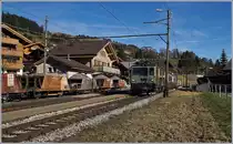 Schönried mit seinem wunderschönen Stationsgebäude und den herrlich krummen Holzmasten. Auf Gleis drei erreicht die MOB GDe 4/4  Schokoladenzuglok  mit ihrem Classic Goldenpass Zug 2217 von Saanenmöser nach Montreux den Bahnhof.
29. Okt. 2016