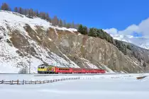 Ge 4/4 II 611 mit einem Engadin Star am 12.11.2016 bei Celerina. 