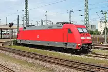 Am 26.06.2015 stand 101 041-2 südlich vom Bahnsteig 4/5 abgestellt auf einem Stumpfgleis in Basel Bad Bf und wartet darauf am Abend einen CNL zu bespannen.