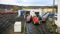 362 614-0 DB rangiert mit einem Doppelstockwargen in das Bahn werk von Aachen-Hbf.
Aufgenommen von der Burtscheider Brücke.
 Bei Sonnenschein und Wolken am Kalten Morgen vom 18.11.2016.
