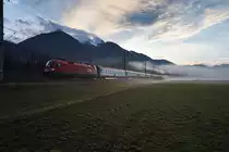 1116 053-0 taucht mit dem D 15632 und railjet 632 (Lienz - Wien Hbf), bei Berg im Drautal aus dem Nebel auf. Schublok war 1116 230-4.
Aufgenommen am 20.11.2016.