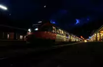 4024 123-4 wartet am Abend des 21.11.2016, im Bahnhof Lienz, auf die Abfahrt als S1 4260 nach Friesach.