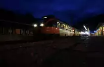 Während links 4024 114-3 auf die Abfahrt als S1 4260 nach Friesach wartet, fährt links ein ETR 170 als REX 1885 von Fortezza/Fraanzensfeste ein.
Aufgenommen am 22.11.2016 im Bahnhof Lienz.
