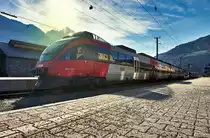 4024 112-7 steht bei strahlendem Sonnenschein, als S1 4244 nach Friesach abfahrtbereit im Bahnhof Lienz.
Aufgenommen am 17.11.2016.